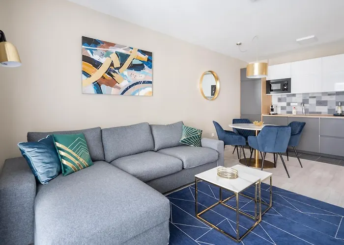 Navy Angel Apartment With Balcony