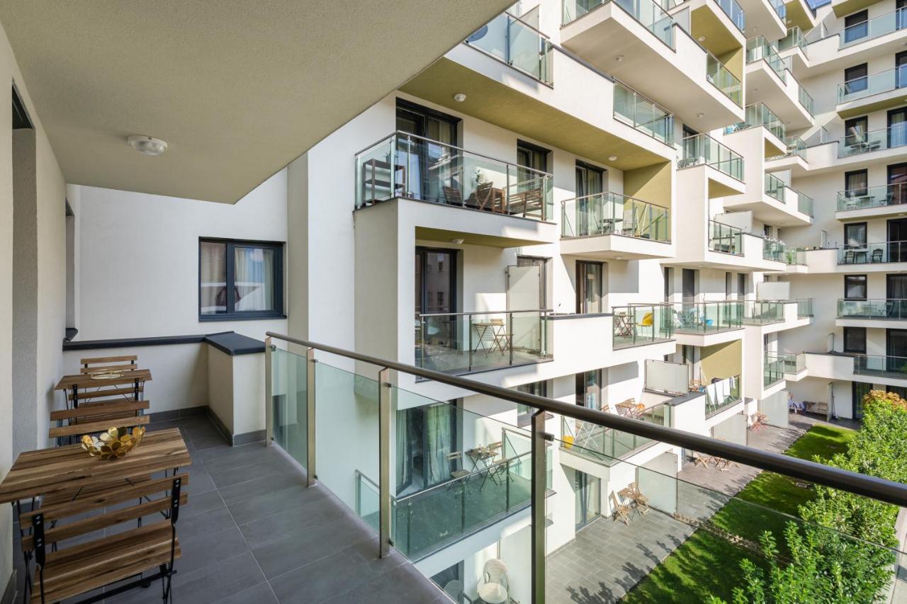 Navy Angel With Balcony Apartment